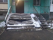 «Муж поскользнулся — весь в синяках»: жители высотки на Острове карабкаются домой по дырявым ступеням (фото, видео)