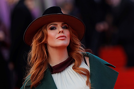 «Выглядишь роскошно»: 41-летняя Анастасия Стоцкая удивила изменившейся внешностью в новом образе