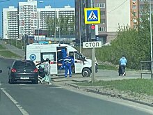 На проспекте Строителей женщина на Peugeot сбила пешехода