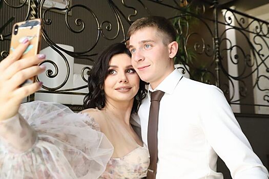 Кольцо не по размеру и платье-облако: как прошла свадьба инстамамы Балмашевой с пасынком