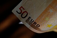 Курс евро упал до минимума за две недели