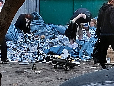 Уральская таможня прокомментировала гору выброшенных на помойку посылок