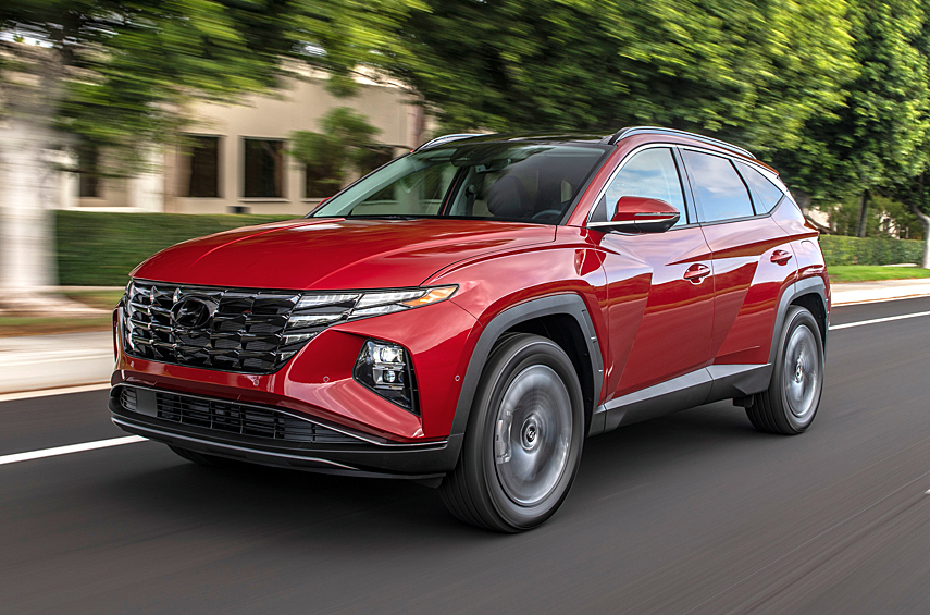 #15: Hyundai Tucson LWB — 422,7 тысячи (+ 26%). Аналитики JATO Dynamics в своих данных решили по каким-то причинам разделить обычный кроссовер Hyundai Tucson, продавашийся в Европе, и удлинённую на 75 мм модификацию для США и азиатских рынков — хотя это единственное серьёзное отличие между ними. Как бы то ни было, длиннобазный Tucson показал рост продаж на 88 тысяч машин — более чем на четверть, за год переместившись с 24 на 15-е место. Главная составляющая успеха — сильные продажи в Азии (которым наверняка помог и рестайлинг во второй половине 2023 года). А если бы эксперты JATO Dynamics решили прибавить сюда короткобазные машины чешского производства, то результат получился бы ещё более впечатляющим: порядка 550 тысяч машин. Это вывело бы среднеразмерный кроссовер от Hyundai на девятую строчку рейтинга!