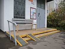 Коммунальщики на Плещеева убрали от мусора карниз дома