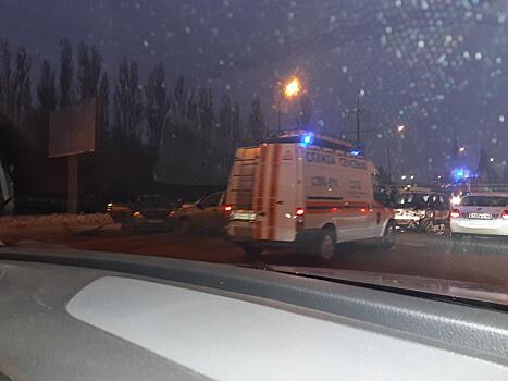 Три автомобиля столкнулись утром в Тольятти, одного из водителей зажало в салоне