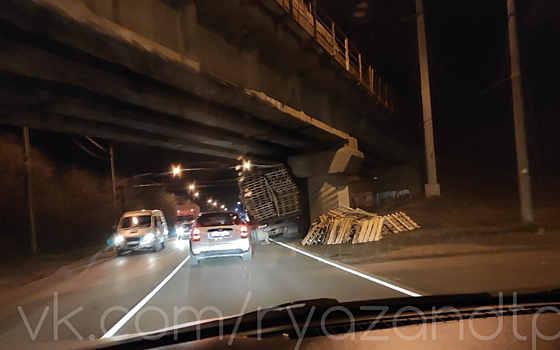 Под мостом на Южной окружной застрял грузовик