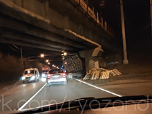 Под мостом на Южной окружной застрял грузовик