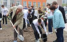 В честь 100-летия Надежды Чумаковой возле рязанской школы №76 высадили кленовую аллею