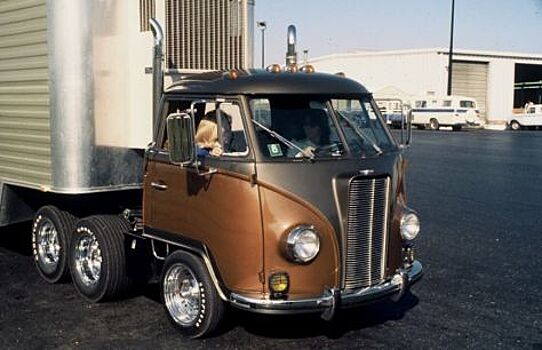 Необычный трехосный седельный тягач из Volkswagen T1