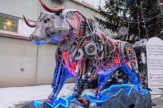 Сотрудники завода в Волжском создали к Новому году металлического быка
