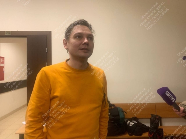 Солиста «Щенков» арестовали за пеформанс в одном носке и вручили повестку в военкомат