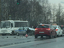 Мигалки не помогли: выскочивших под красный полицейских протаранил «Лексус»