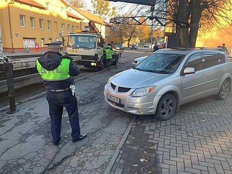 На Киевской начали массовую эвакуацию машин с «народных» парковочных мест