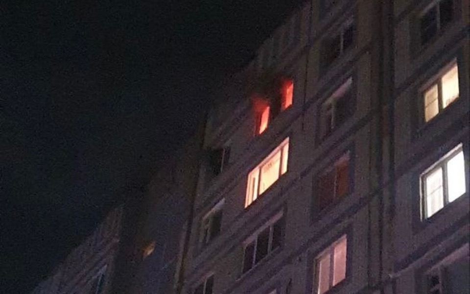 12 человек тушили пожар в многоэтажке на улице Бирюзова в Рязани