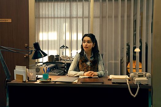 Представлены первые кадры шпионского сериала Ponies с Эмилией Кларк