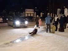 В Перми у ДКЖ построили горку, с которой дети скатываются под колёса машин