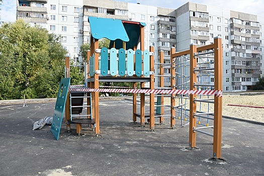 Во дворах Пензы устанавливают игровые комплексы для детей