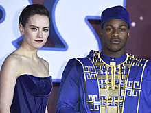 Лондонская премьера «Звездных войн»: Ридли в платье-бюстье с пышным шлейфом, а Бойега — в африканском костюме