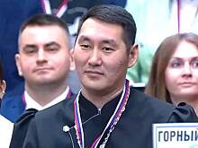 Журналиста с бриллиантами на шее заметили на прямой линии с Путиным