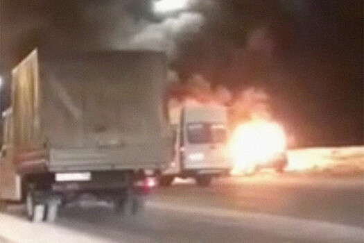 Автомобиль ДПС загорелся после аварии на МКАД