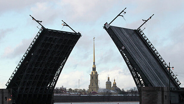 В Петербурге впервые развели мосты днем