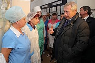 Донской губернатор посетил больницу, из которой уволились все врачи