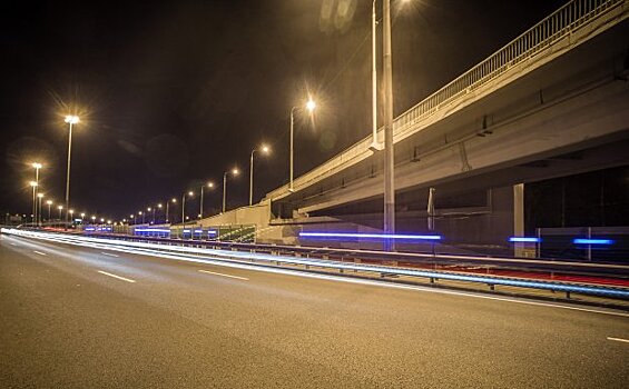 На 15 региональных дорогах Московской области подключили освещение