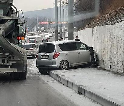 Во Владивостоке иномарка влетела в подпорную стену