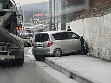 Во Владивостоке иномарка влетела в подпорную стену