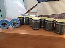 Летевшего на свою свадьбу в Дубай россиянина с черной икрой заподозрили в контрабанде