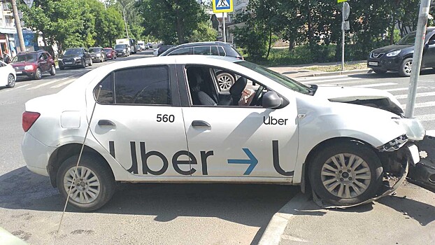 Такси сбило дорожный знак в центре Вологды, сворачивая от столкновения с «наглой» иномаркой