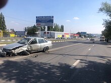 В Шахтах иномарка вылетела на встречку и спровоцировала массовое ДТП с автобусом