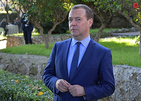 Дмитрий Медведев сообщил, что правительство обеспечит два региона бесплатными учебниками