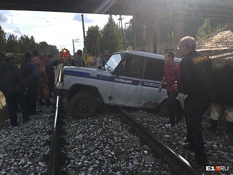 Под Екатеринбургом полицейский автомобиль застрял на путях перед движущимся поездом