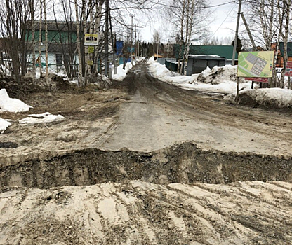 В Югре дорожники выкопали ров, отрезав дачников от мира