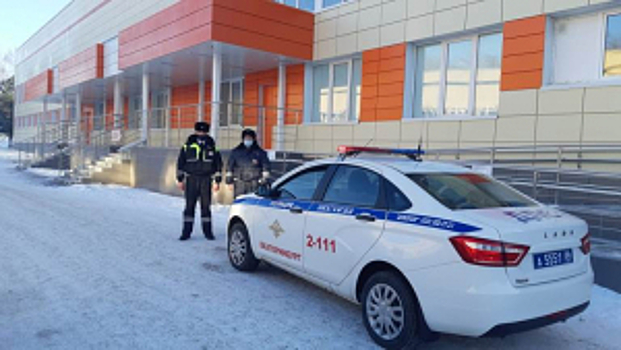 В Омской области автоинспекторы оперативно доставили мальчика, находившегося в опасном состоянии, в больницу