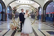 Первые три свадьбы сыграли на станции метро «Маяковская» в Москве
