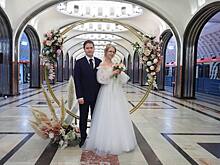Первые три свадьбы сыграли на станции метро «Маяковская» в Москве