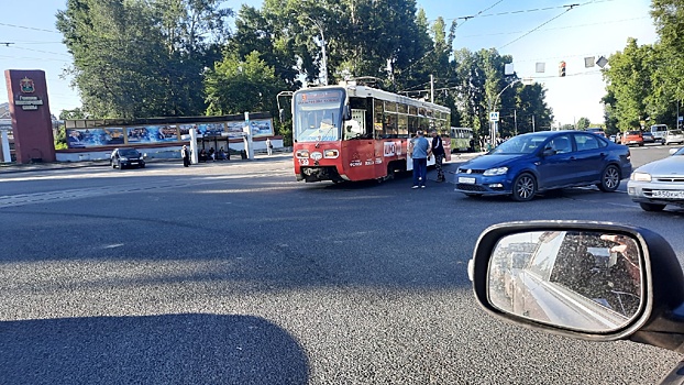 Трамвай на несколько метров улетел от рельсов в Кемерове
