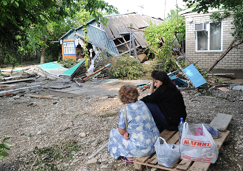  Женщины у дома, разрушенного наводнением в городе Крымск в Краснодарском крае