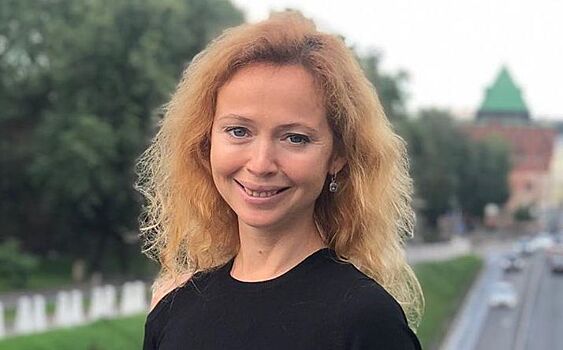 44-летняя Елена Захарова похвасталась точеной фигурой в коротких шортах цвета мела
