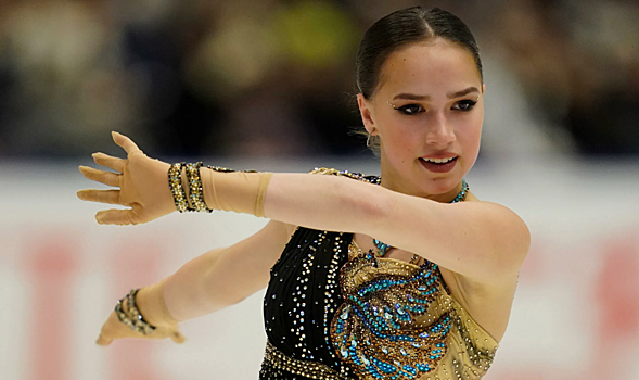 «Здесь и накормят, и напоят, и оденут. Пузо уже выросло, мне кажется». Алина Загитова посетила Сабантуй в Казани