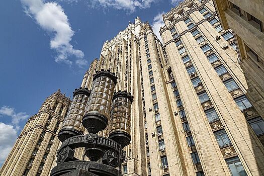 Россиян призвали взвешивать риски поездок в недружественные страны