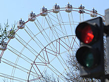 На Урале смотритель "Колеса обозрения" оставил на высоте маму с ребенком