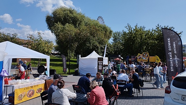 На Михайловской набережной в Новосибирске 26 августа открылся гастрофестиваль