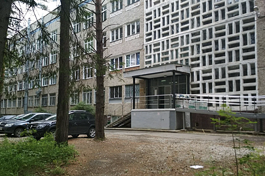 СК возбудил дело из-за гибели мужчины и 8-летней девочки в университете в Перми
