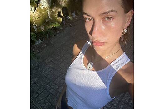 Жена Бибера показала лицо без макияжа