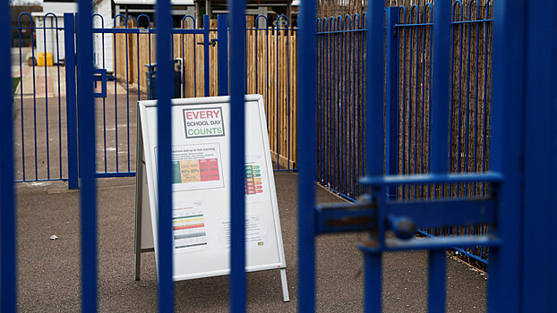 В Великобритании с пятницы закроют школы