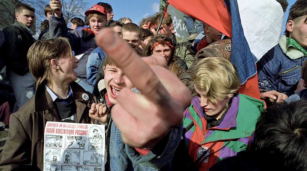 Молодежь во время выступления группы «Алиса» на рок-концерте в поддержку Президента Российской Федерации Бориса Ельцина накануне референдума