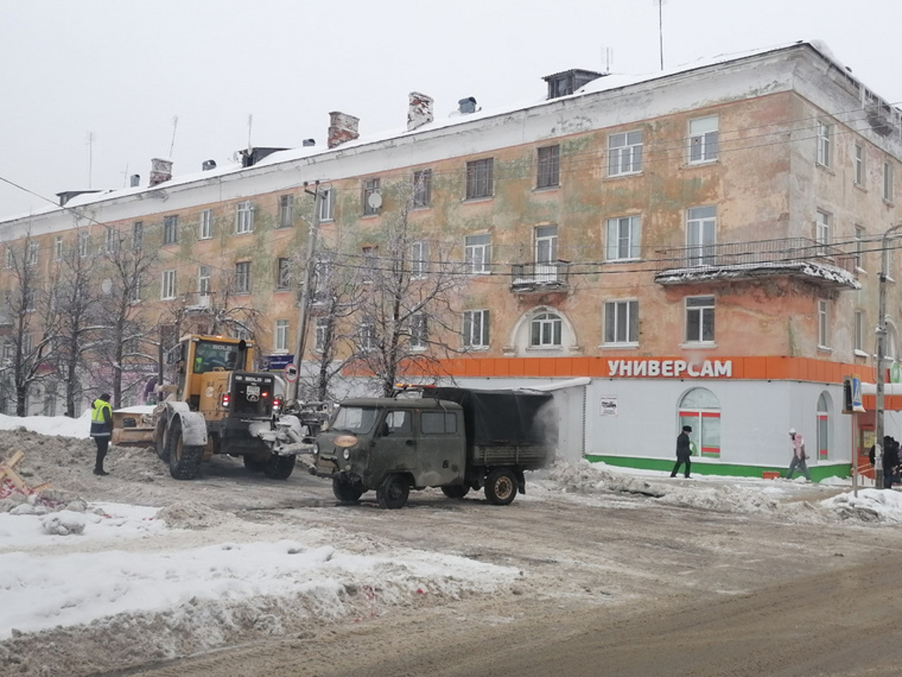 В пермском городе Кизел из-за местного пруда затапливает перекресток -  Рамблер/авто